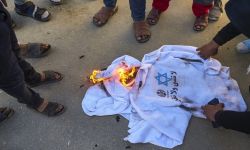 كاتب إسرائيلي حول قمصان "لن ننسى لن نغفر": محاولة عبثية ومثيرة للشفقة للتغلب على إذلال 7 أكتوبر